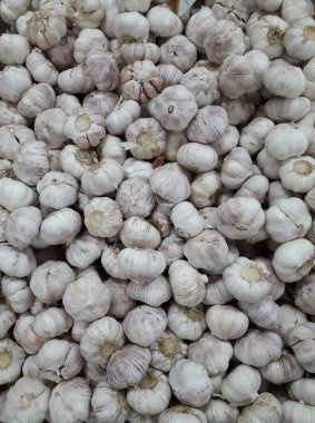 Yerel Pazarda Çiğ Olgun Beyaz Soğan Kazık.