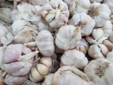 Yerel Pazarda Çiğ Olgun Beyaz Soğan Kazık.