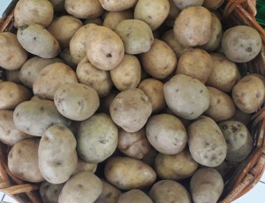 Patates. Masaüstünde bir fotoğraf. arka plan resmi. Hasta patates. Lezzetli vejetaryen yemekleri.