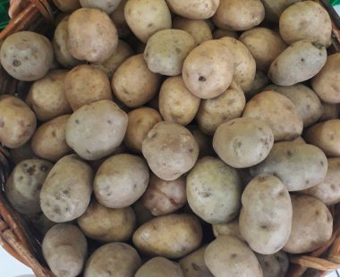 Patates. Masaüstünde bir fotoğraf. arka plan resmi. Hasta patates. Lezzetli vejetaryen yemekleri.