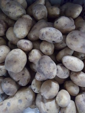 Patates. Masaüstünde bir fotoğraf. arka plan resmi. Hasta patates. Lezzetli vejetaryen yemekleri.