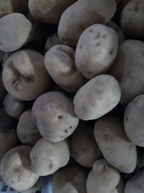 Patates. Masaüstünde bir fotoğraf. arka plan resmi. Hasta patates. Lezzetli vejetaryen yemekleri.