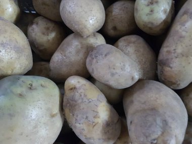 Patates. Masaüstünde bir fotoğraf. arka plan resmi. Hasta patates. Lezzetli vejetaryen yemekleri.