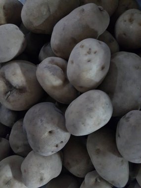 Patates. Masaüstünde bir fotoğraf. arka plan resmi. Hasta patates. Lezzetli vejetaryen yemekleri.