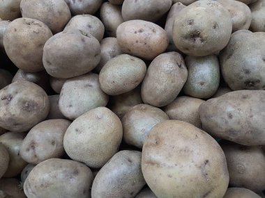 Patates. Masaüstünde bir fotoğraf. arka plan resmi. Hasta patates. Lezzetli vejetaryen yemekleri.