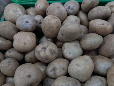 Patates. Masaüstünde bir fotoğraf. arka plan resmi. Hasta patates. Lezzetli vejetaryen yemekleri.