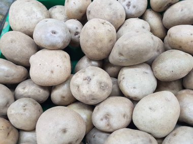 Patates. Masaüstünde bir fotoğraf. arka plan resmi. Hasta patates. Lezzetli vejetaryen yemekleri.