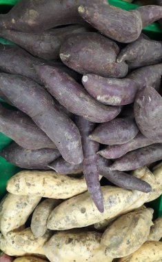 Pazar için tatlı patatesler. Tezgahta taze patates var. Arkaplan ya da doku olarak kullanılabilen tatlı patates yığını resmi