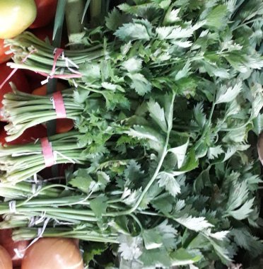 Taze ve sağlıklı sebzelerin geçmişi. Çiftçi pazarı. Sebze Pazarı. Farklı çiğ sebzeler. Sağlıklı beslenme.