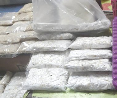 Tempe ya da tempeh muz yapraklarına sarılır ve plastik markette düzgünce düzenlenir