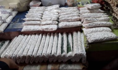 Tempe ya da tempeh muz yapraklarına sarılır ve plastik markette düzgünce düzenlenir