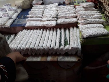 Tempe ya da tempeh muz yapraklarına sarılır ve plastik markette düzgünce düzenlenir