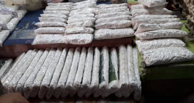 Tempe ya da tempeh muz yapraklarına sarılır ve plastik markette düzgünce düzenlenir