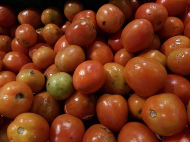 Lezzetli kırmızı domates. Yaz tepsi Pazar tarım çiftlik tam organik sebze arka plan olarak kullanılabilir. (seçici odak)