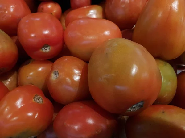 Deliciosos Tomates Rojos Verano Bandeja Mercado Agrícola Granja Llena Verduras —  Fotos de Stock