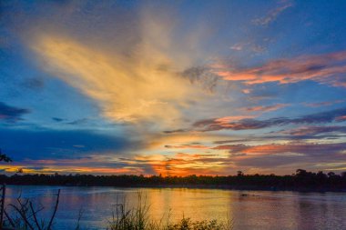 Bulutlu dramatik günbatımı gökyüzü. Denizin üzerinde dramatik gün batımı