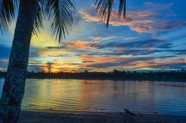 Bulutlu dramatik günbatımı gökyüzü. Denizin üzerinde dramatik gün batımı