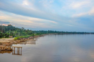Bulutlu dramatik günbatımı gökyüzü. Denizin üzerinde dramatik gün batımı