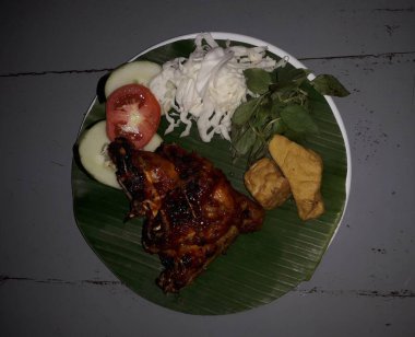 Izgara tavuk göğsü. Kızarmış tavuk fileto ve taze sebze salatası domates, salatalık ve roka yaprakları. Tavuk etli salata. Sağlıklı yiyecekler. Düz yatıyordu. Üst görünüm.