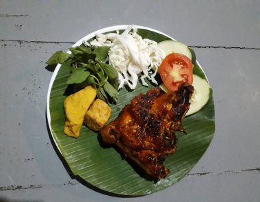 Izgara tavuk göğsü. Kızarmış tavuk fileto ve taze sebze salatası domates, salatalık ve roka yaprakları. Tavuk etli salata. Sağlıklı yiyecekler. Düz yatıyordu. Üst görünüm.