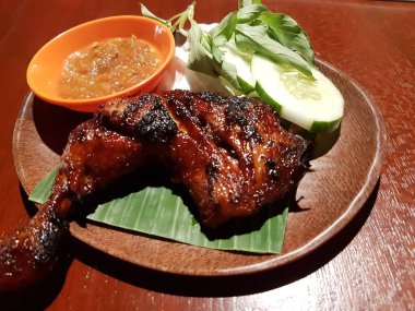 Izgara tavuk göğsü. Kızarmış tavuk fileto ve taze sebze salatası domates, salatalık ve roka yaprakları. Tavuk etli salata. Sağlıklı yiyecekler. Düz yatıyordu. Üst görünüm.