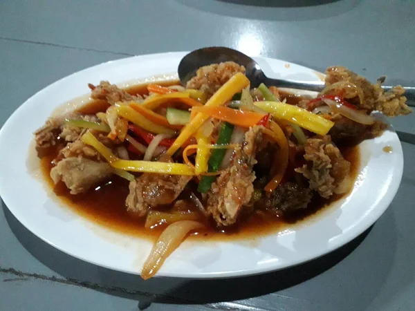 Poulet Aigre Doux Avec Poivron Coloré Dans Une Assiette Plat — Photo