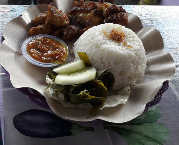 Dada Ayam Panggang Daging Ayam Goreng Dan Salad Sayuran Segar — Stok Foto