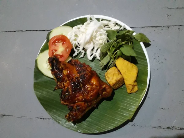 Grilled Chicken Breast Fried Chicken Fillet Fresh Vegetable Salad Tomatoes — Fotografia de Stock