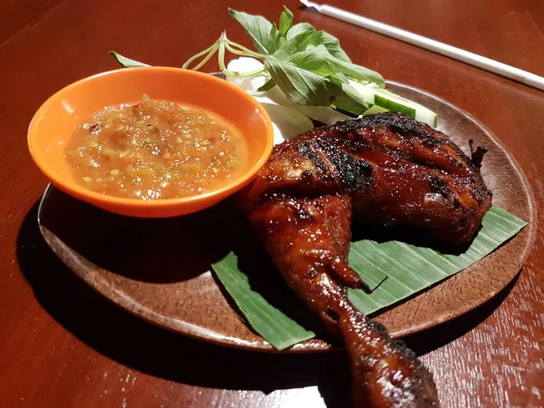 Dada Ayam Panggang Daging Ayam Goreng Dan Salad Sayuran Segar — Stok Foto