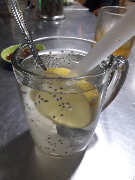 Aloe Vera Coquetel Limão Com Cubos Menta Gelo Refrigerantes Verão — Fotografia de Stock