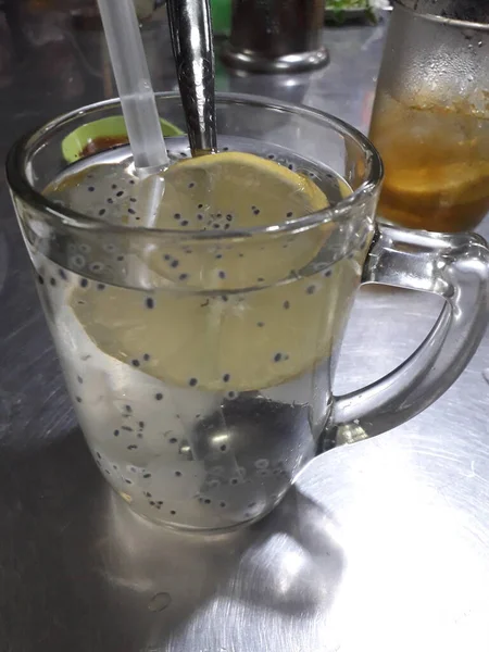 アロエベラ ミントと氷とライムのカクテル 柔らかい夏の飲み物 — ストック写真
