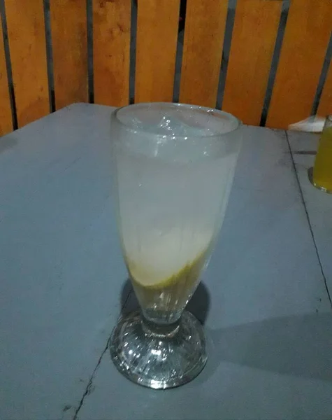 アロエベラ ミントと氷とライムのカクテル 柔らかい夏の飲み物 — ストック写真
