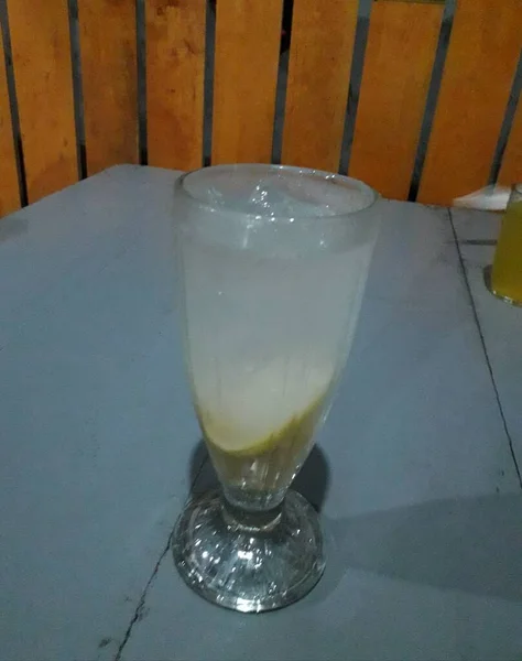 Aloe Vera Cocktail Lămâie Mentă Cuburi Gheață Băuturi Răcoritoare Vară — Fotografie, imagine de stoc