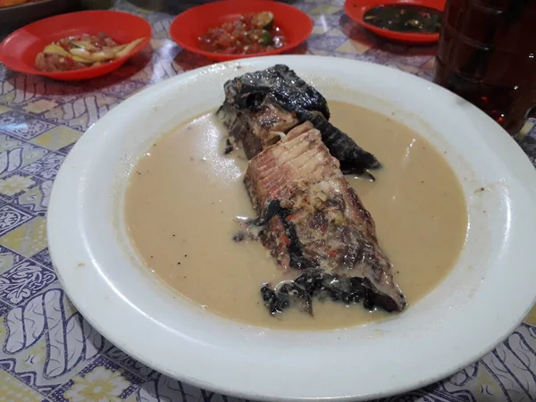 Appetizing Smoked Fish Kitchen Board Smoked Mackerel Smoked Fish Spices — Foto Stock