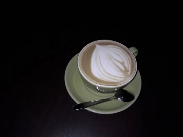 Latte Art Gorącej Kawie Latte Kawa Aromatyczna Ziarna Kawy Drewnianym — Zdjęcie stockowe