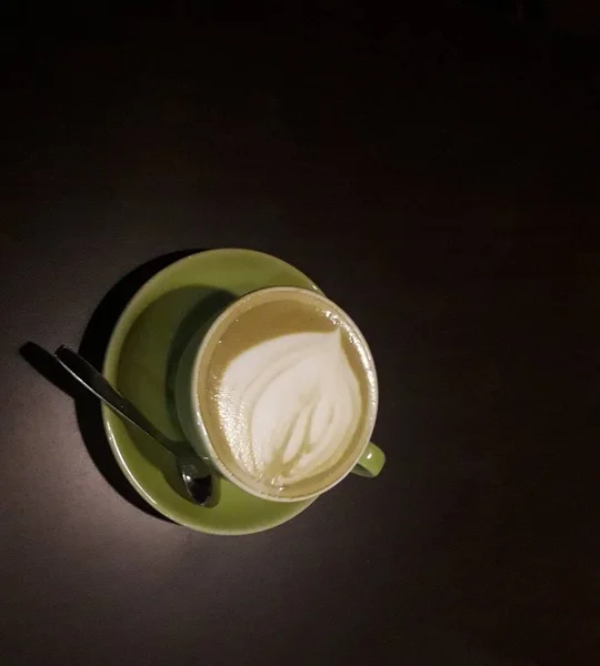 Latte Art Gorącej Kawie Latte Kawa Aromatyczna Ziarna Kawy Drewnianym — Zdjęcie stockowe