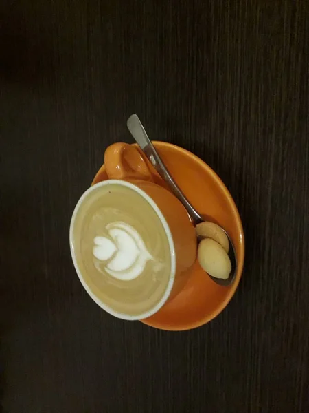Latte Art Gorącej Kawie Latte Kawa Aromatyczna Ziarna Kawy Drewnianym — Zdjęcie stockowe