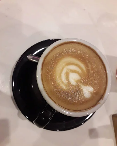 Latte Art Auf Heißem Latte Kaffee Aroma Kaffeetasse Und Kaffeebohnen — Stockfoto