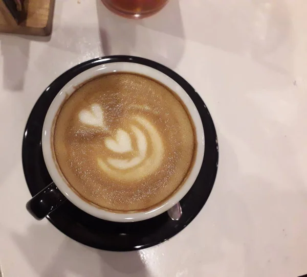 Kahveli Sütlü Kahve Aroma Kahve Fincanı Kahve Çekirdekleri Ahşap Masada — Stok fotoğraf
