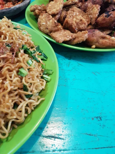 Kwetiau Goreng Est Plat Chinois Indonésien Sauté Plat Nouilles Riz — Photo