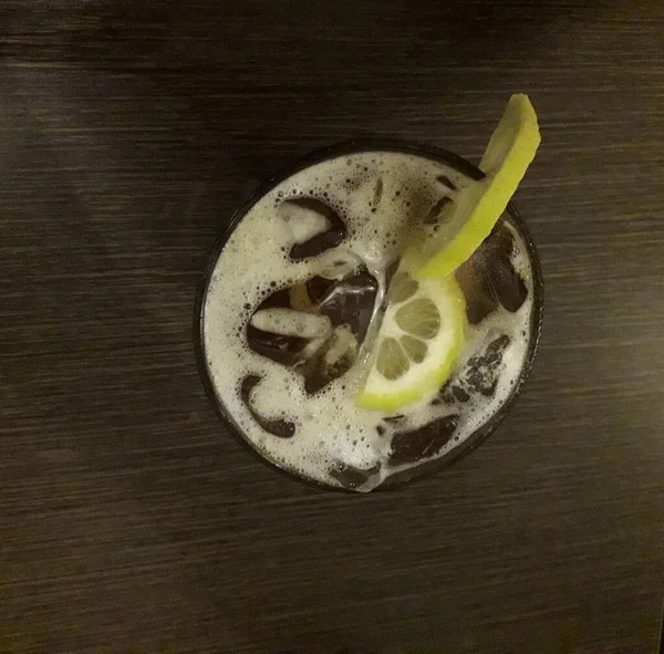 Ahşap Arka Planda Limon Dilimli Buzlu Çay — Stok fotoğraf