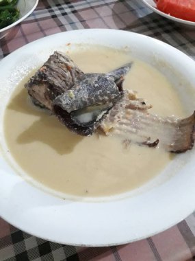 Mangut Pe veya Stingray. Orta Java hindistan cevizi sütü sosu tütsülenmiş Pe veya Pari balığından yapılır. Baharatlı ve baharatlı bir tadı var. Tütsülenmiş balık aromalı.