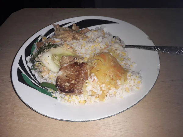 Japon Yemeği Beyaz Arka Planda Pirinç Kasesinde Mısır Pilavı — Stok fotoğraf