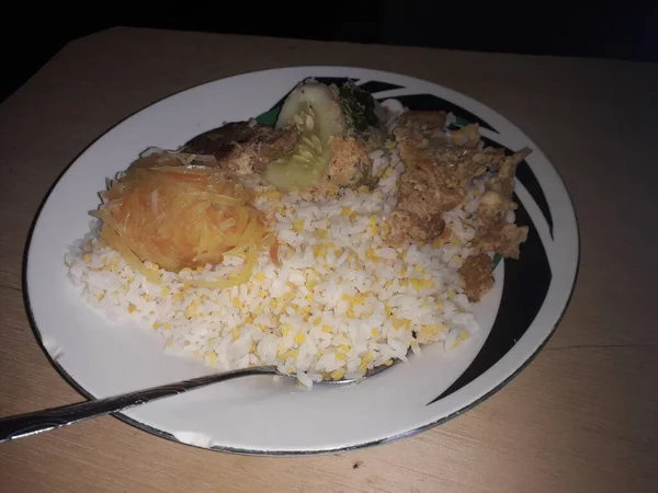 Japon Yemeği Beyaz Arka Planda Pirinç Kasesinde Mısır Pilavı — Stok fotoğraf