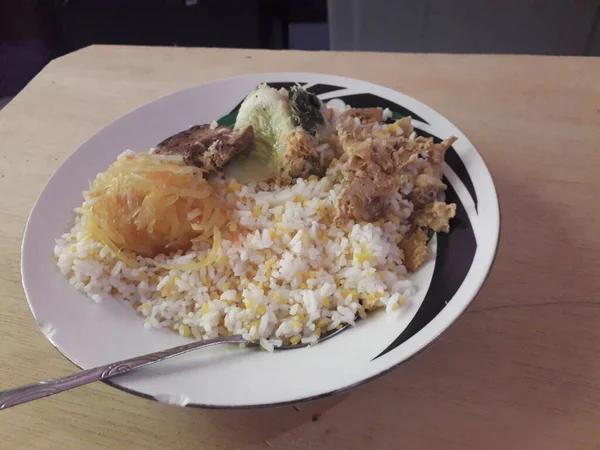 Comida Japonesa Arroz Milho Uma Tigela Arroz Fundo Branco — Fotografia de Stock