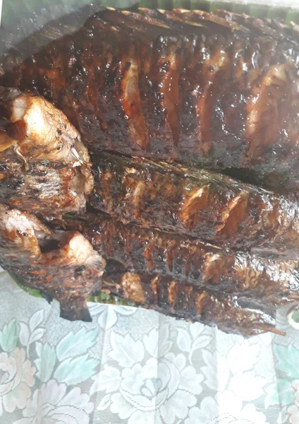 Top View Tasty Large Fried Nile Tilapia Fish Simple Green — Stock Fotó
