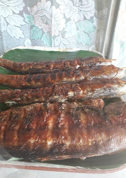 Tilapia Ikan Nile Goreng Besar Dengan Pelat Hijau Sederhana Pada — Stok Foto