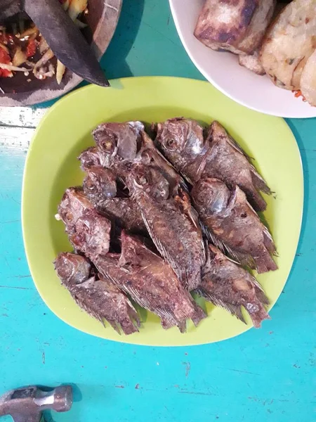 Top View Tasty Large Fried Nile Tilapia Fish Simple Green — Foto de Stock