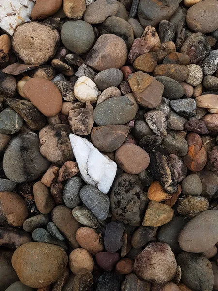 Белый Камень Между Блэкстоун Фон — стоковое фото
