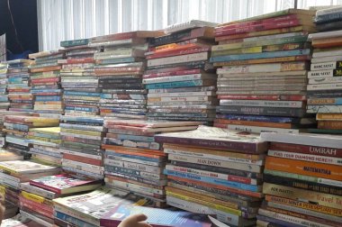 Kütüphanedeki masada yığınla kitap